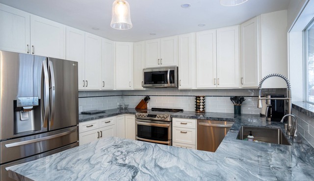 Single level home perfect for families and very dog friendly, near State Park/National Forest