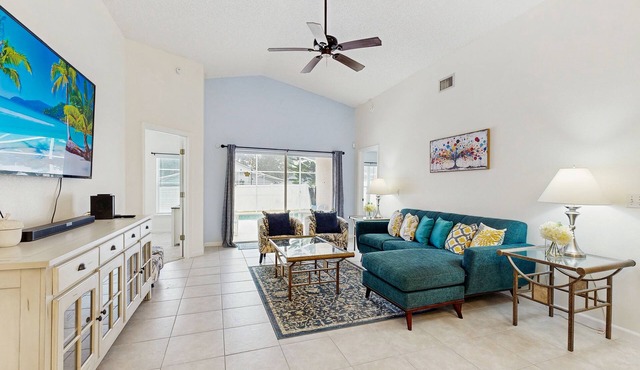 Single-level home with private pool, close to shopping & attractions