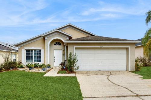 Single-level home with private pool, close to shopping & attractions