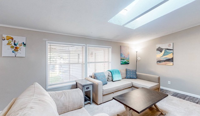 Single-level home with a washer/dryer, patio & grill