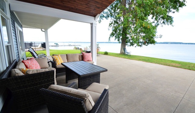 Single Level Lakefront Paradise. Pool, Hot Tub, Kayaks and More. Sleeps 10 Adults