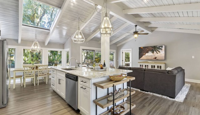 Single level Sea Pines home with a hot tub, just a short walk to the beach!