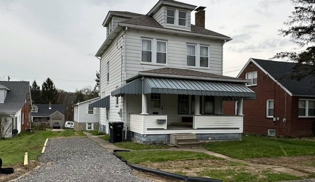 Single room rental access to airport, Shell plant , and Beaver Power planet.