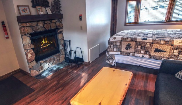 Single room suite, king bed, jetted tub close to Estes Park