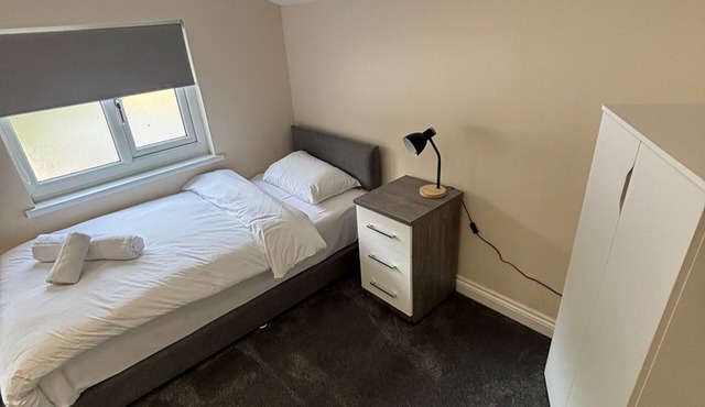 Single room with desk, wifi & TV in a friendly 1852 pub and 4-star B&B.