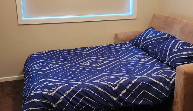 Single room with private bathroom walking distance to Victoria Park.