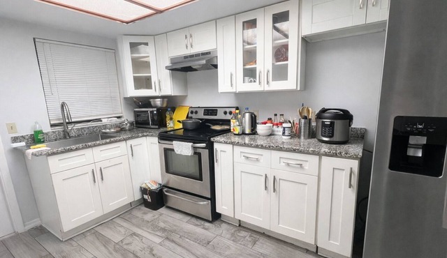 Single room with private bathroom in a shared 3-bedroom townhome in North Tampa