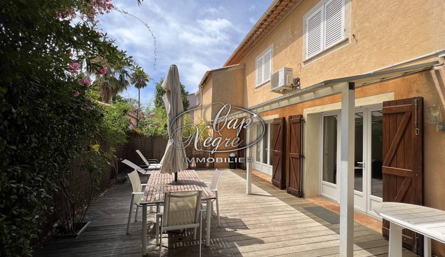 Single-story apartment with terrace near Canadel Beach