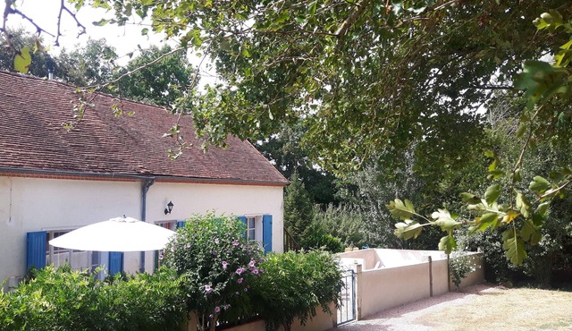 Single-storey gîte close to fishing lake. Pets welcome!