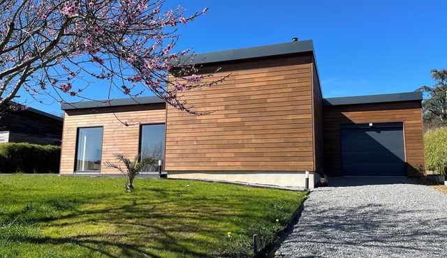 Single-storey wooden house, close to the Elorn river in a quiet area.
