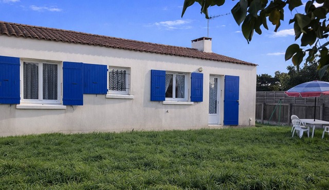 Single-story house with garden, pets on request, near the beach