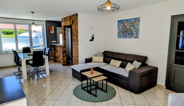 Single-storey house with enclosed garden in Longchamps