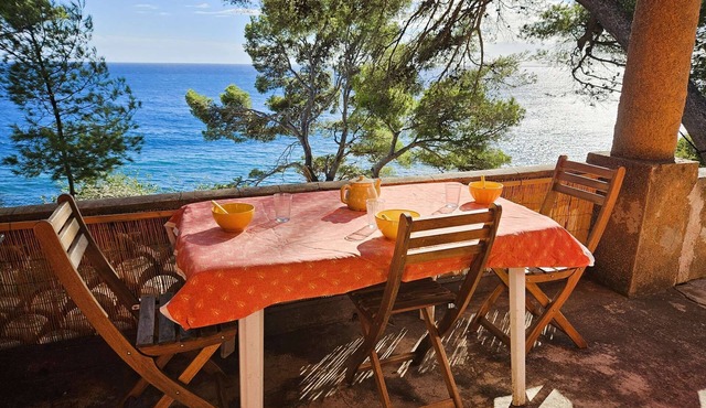 Single storey house with sea view