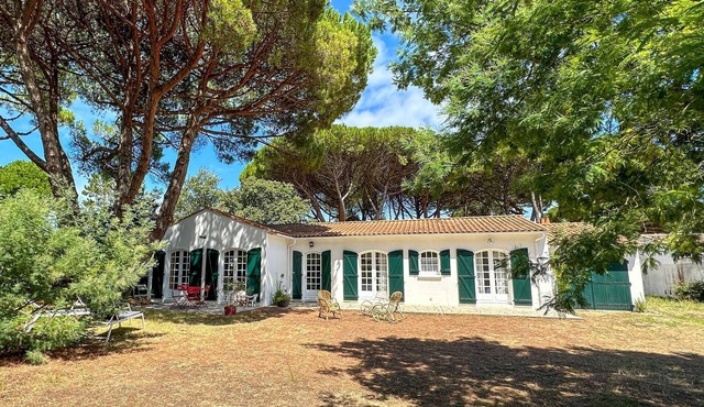 Single storey family villa close to the beach