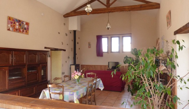 Single-storey gîte with swimming pool, ideal for families.