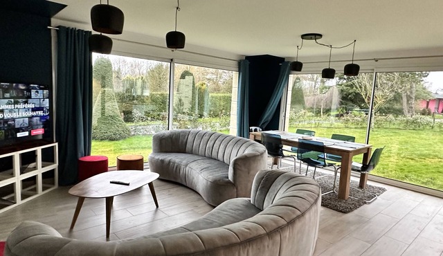 Single storey apartment, bright, free parking