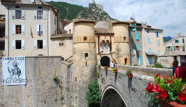 Single-storey apartment in the heart of Entrevaux