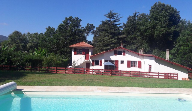 Single-storey Basque villa with view of the Rhune