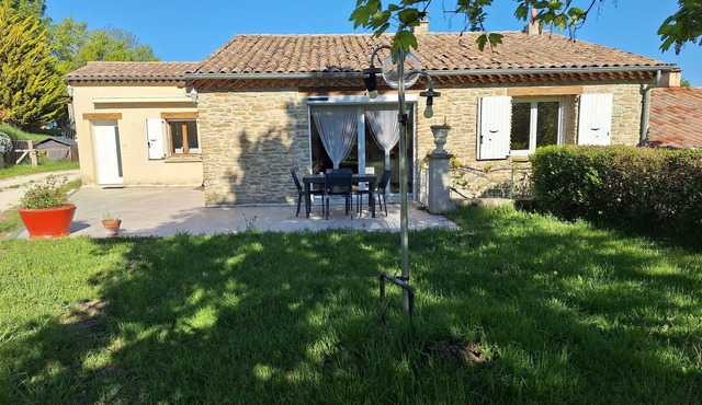 Single-storey country house, very quiet, beautiful surroundings