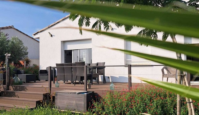Single-storey detached house with unobstructed view, garden and above-ground pool