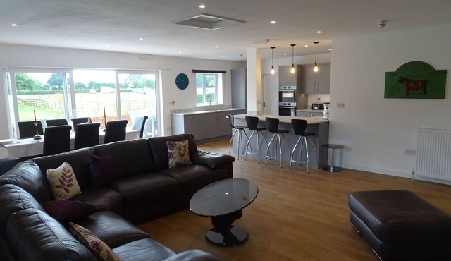 SINGLE STOREY Four Superking en suite rooms on Red House Estate w/seasonal pool