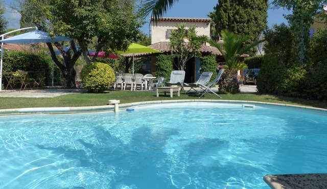 Single-storey, air-conditioned house with private pool.