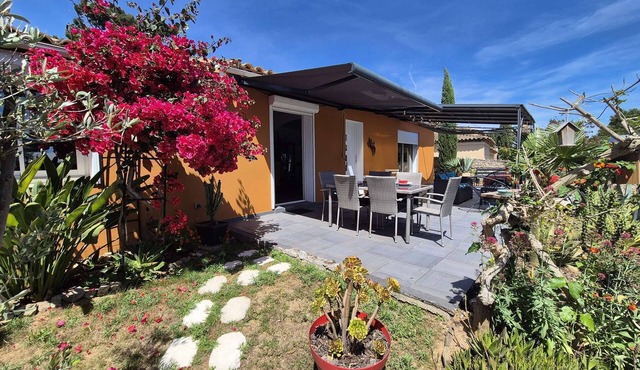 Single storey house with 2 bedrooms, air conditioning, internet.beaches and shops nearby
