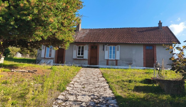 Single-storey house in the heart of the village