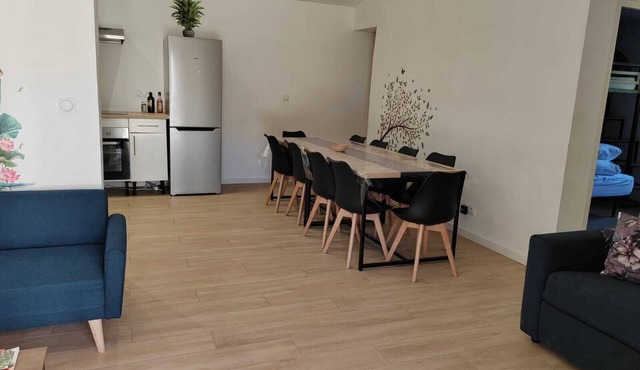 single storey house 10 sleeps, 2 bedrooms, 2 bathrooms, inside parking