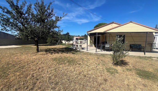 Single-storey house.fenced garden, secure swimming pool, very quiet location