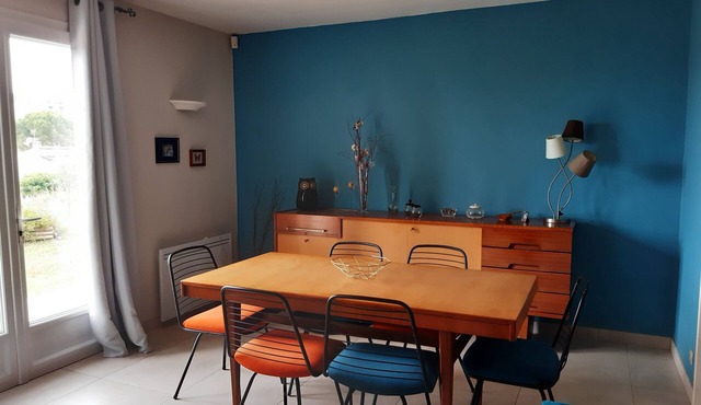 Single-storey house with garden in residential area