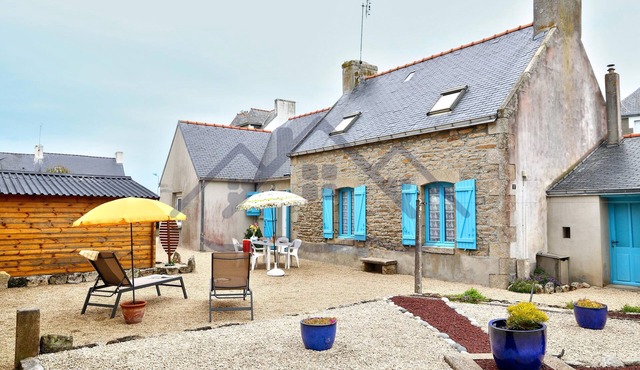 Single-storey house with enclosed grounds