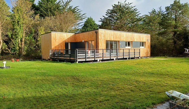 Single-storey house. In a quiet wooded garden 300m from the beach.