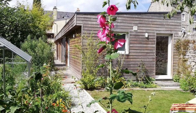 Single-storey house in green garden Dinan center
