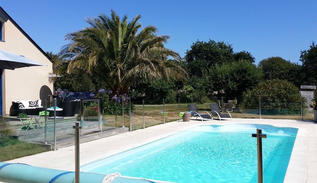 single-storey house, secure swimming pool, 1 km from the sea