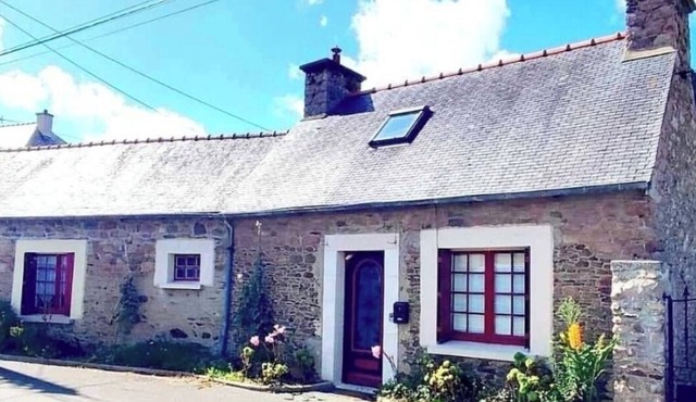 Single-storey house, typical of Brittany,. animals accepted.
