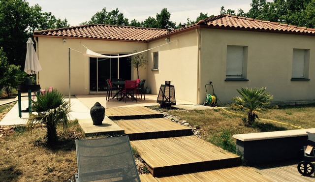 Single-storey house with private pool capacity 8 village of Lalbenque (1km)