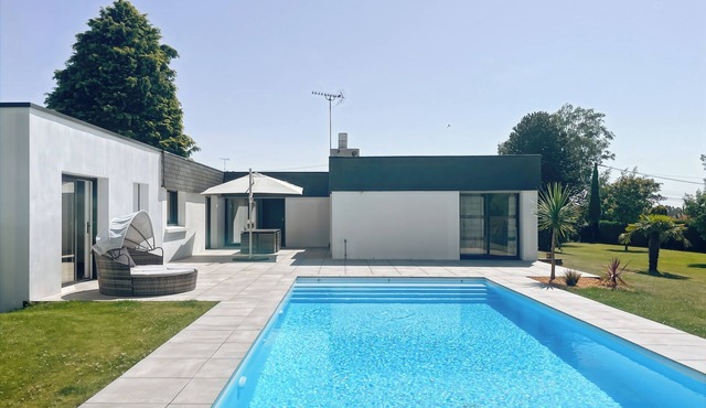 Single-storey house with swimming pool for 8 people.