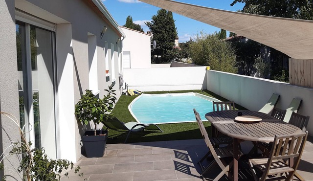 Single-storey house with swimming pool to the south of France
