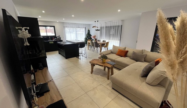 Single-storey house with swimming pool in a very quiet area