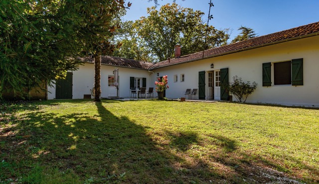 Single-storey Landes house in a large forest park by the lake, 8km to the ocean
