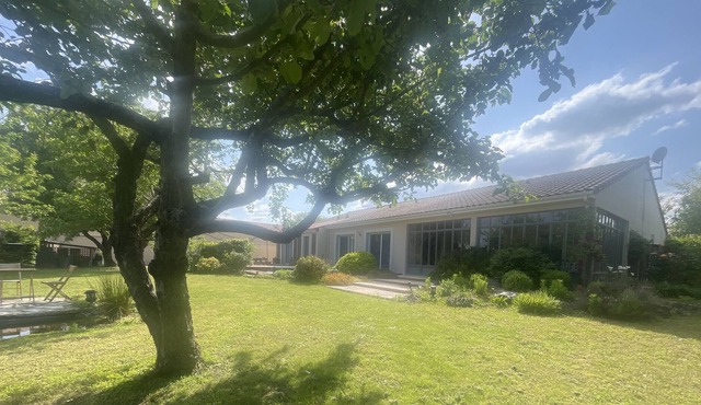 Single storey PMR access with swimming pool in the countryside