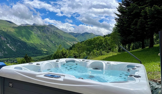 SINGLE-STOREY SHEEPFOLD IN A SMALL MOUNTAIN VILLAGE IN OSSAU WITH JACUZZI