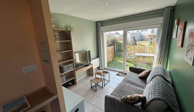 Single-storey studio with outdoor parking 200m from the dunes.