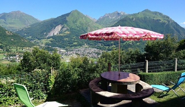 Single-storey studio overlooking the Luz St Sauveur valley - private garden
