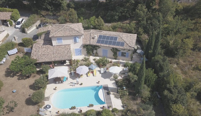 Single storey studio, private swimming pool, secure parking