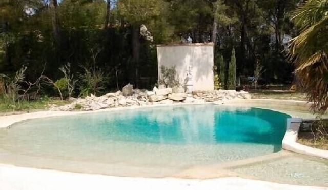 Single storey T2 villa adjoining villa under the pines
