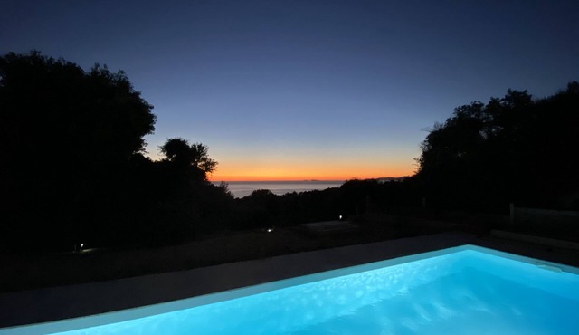 Single-storey villa, sea view, swimming pool, 5' from beaches, peaceful setting.