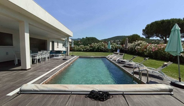 SINGLE-STOREY VILLA PRIVATE GARDEN HEATED POOL WALKING DISTANCE TO SEA