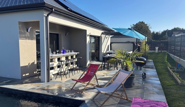 Single-storey villa 4 bedrooms swimming pool jacuzzi petanque court